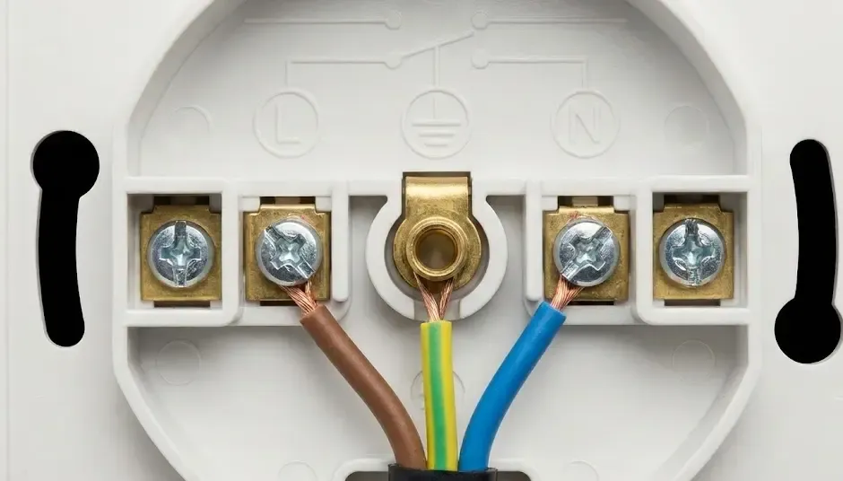 Esquema de conexión trasera de un enchufe Schuko con toma de tierra central